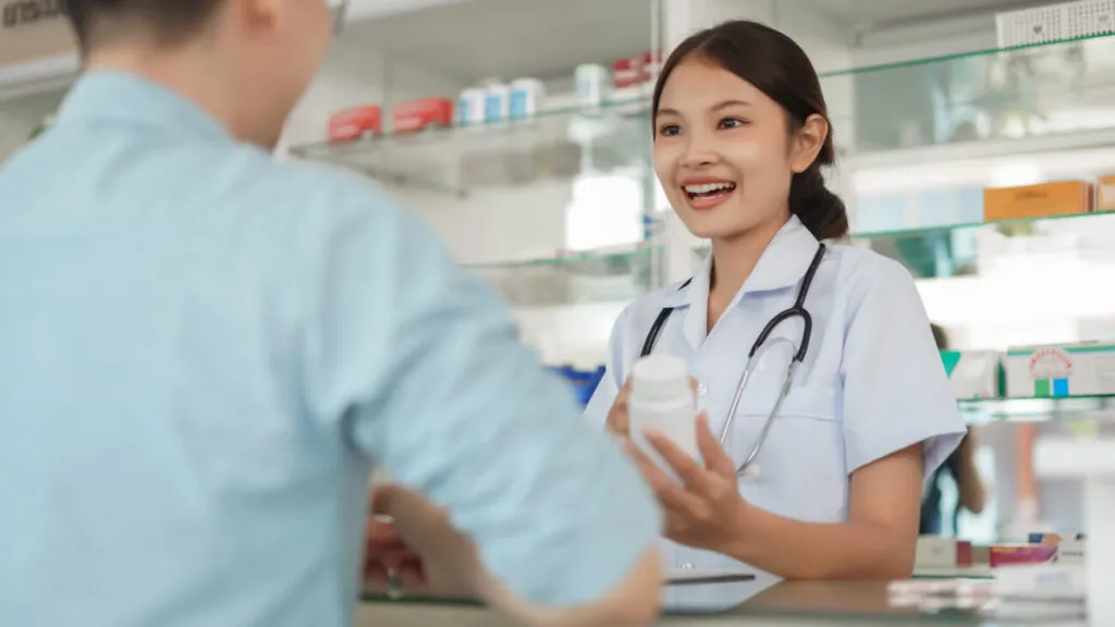 farmacéutica recomendando cuánto tiempo tomar omega-3 a un paciente