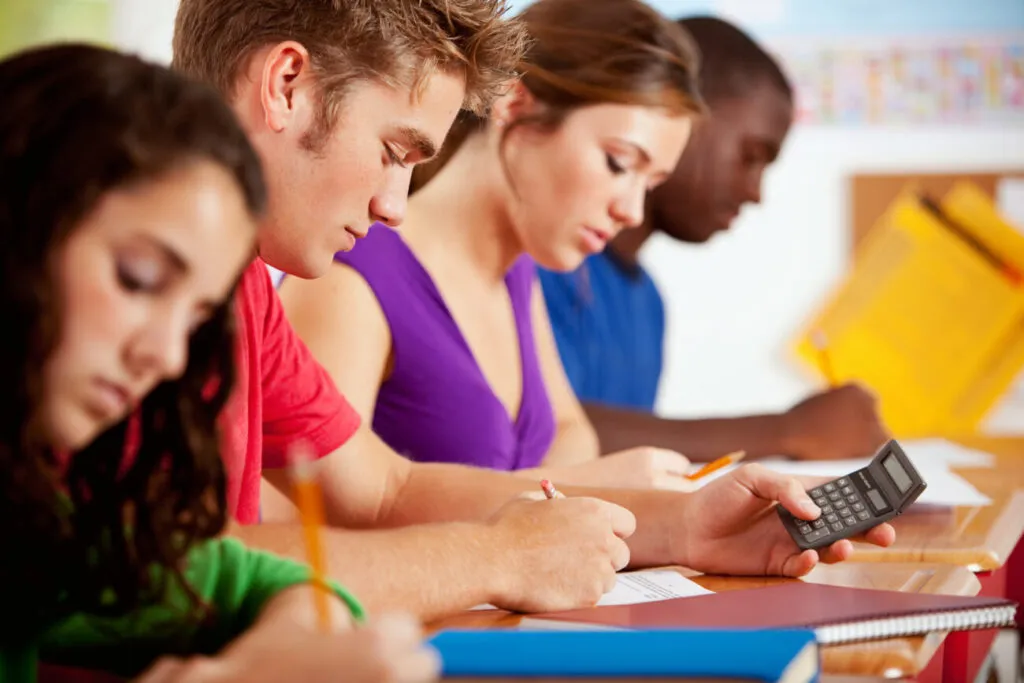 Adolescentes estudiando.