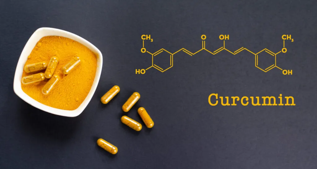 Polvo de cúrcuma, cápsulas y estructura molecular de la curcumina